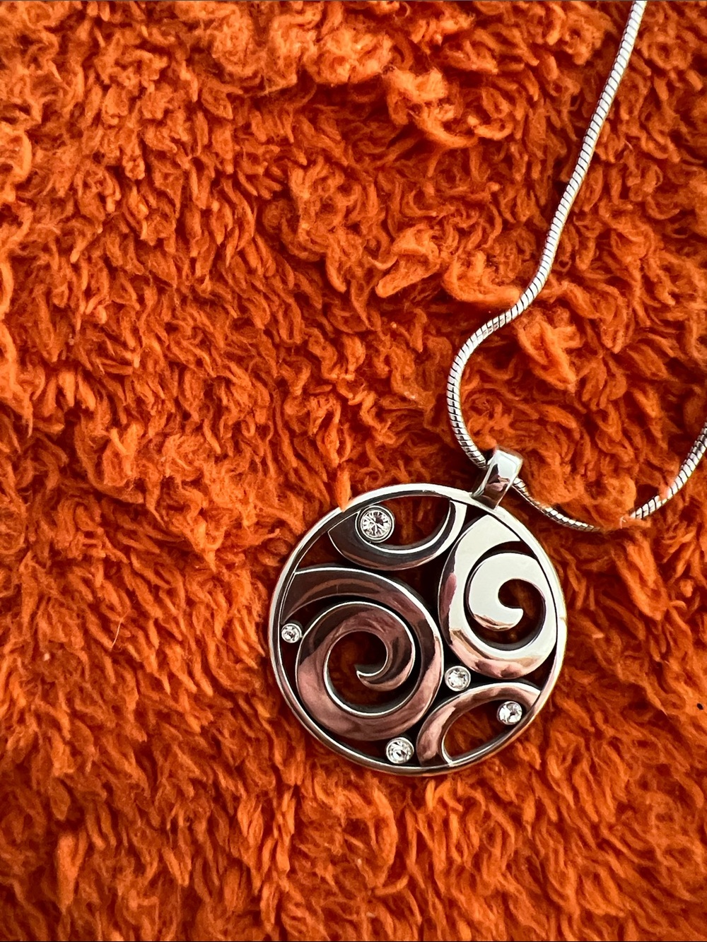 London grove silver chain and pendent. - Picture 4 of 5